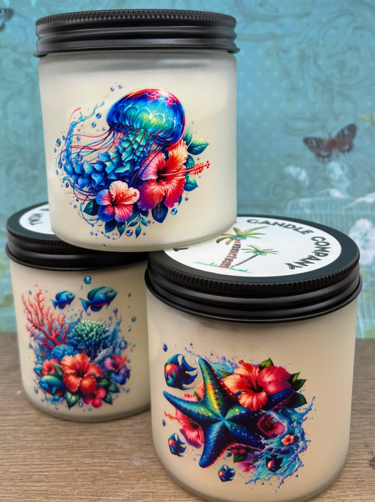 &nbsp;With a fresh, airy fragrance of line-dried laundry in a seaside breeze, these candles will transport you to a state of pure relaxation. Enjoy the calming scents of soft powder and sandalwood, complemented by light floral notes. Experience the perfect blend of tranquility and freshness with Beach Linen Candles. front
