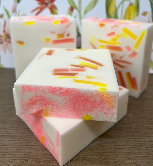 Savor the indulgent scent of Peach Bellini Bikini with our Goat Milk Soap. Rich with notes of succulent white peach, juicy valencia orange, and tangy lemon, this soap is infused with hints of sparkling Prosecco and creamy vanilla. Let the luxurious blend of fragrances transport you to a state of sheer fabulousness.